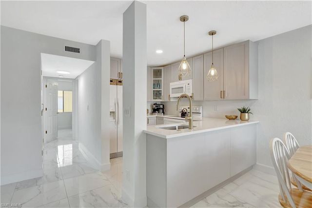 4633 Bayshore DR # M3, Naples, FL 34112