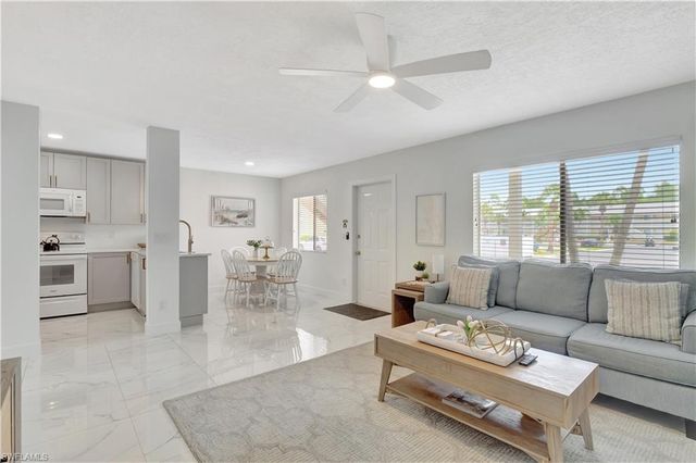 4633 Bayshore DR # M3, Naples, FL 34112