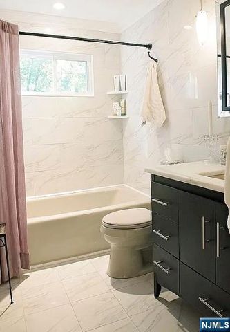 7 Goose Cove Lane, Ramsey, NJ 07446