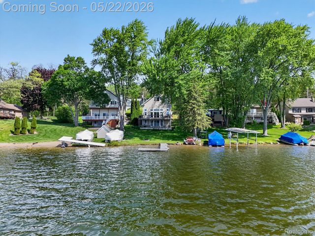 5025 Harp Drive, Fenton Charter Township, MI 48451