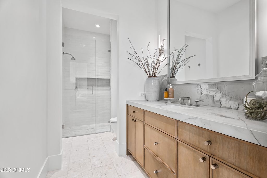 Image 15 of property listing at 5531 E MOCKINGBIRD Lane, Paradise Valley, AZ 85253