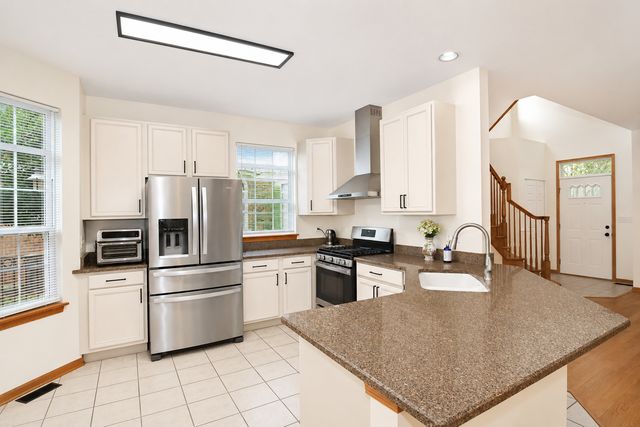 1896 Keystone Place 1896, Schaumburg, IL 60193