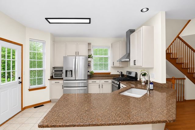 1896 Keystone Place 1896, Schaumburg, IL 60193