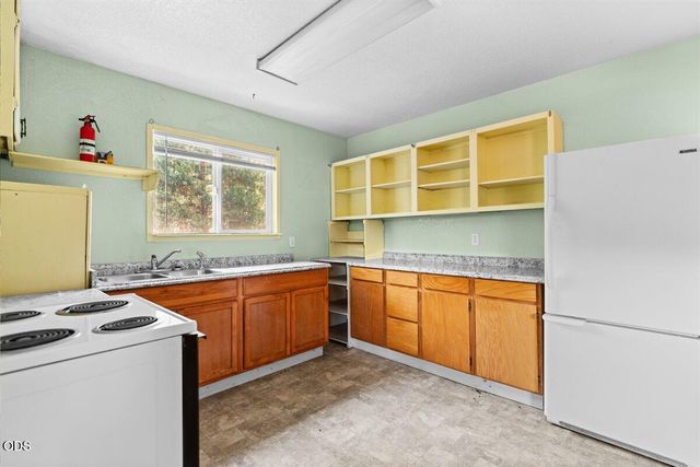 577 Galice Road, Merlin, OR 97532