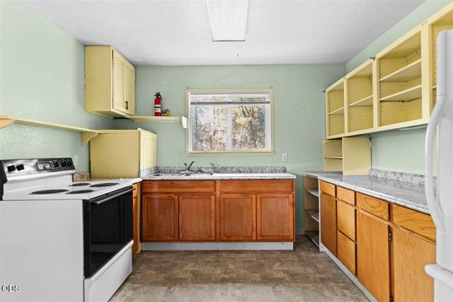 577 Galice Road, Merlin, OR 97532