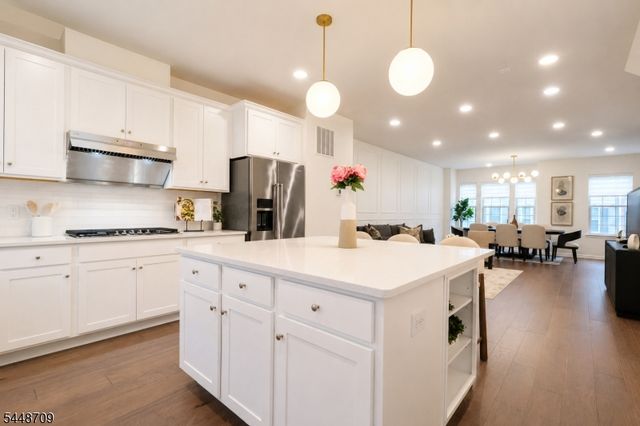 22 Gala Ct, Livingston Twp., NJ 07039