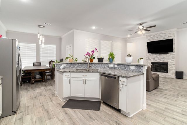 1824 Royal Lake Drive, Grand Prairie, TX 75052