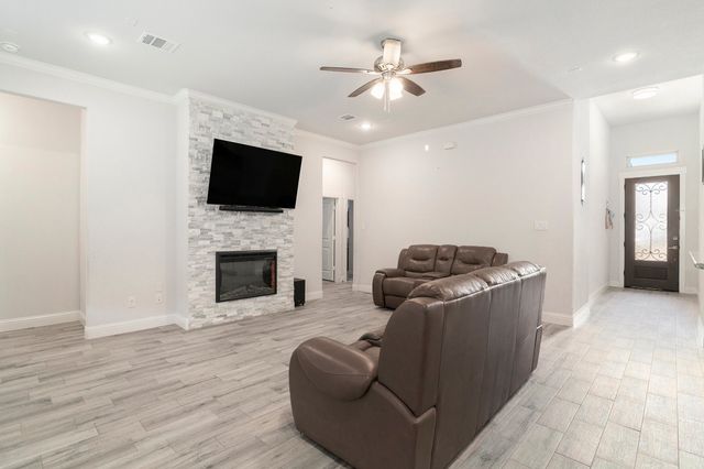 1824 Royal Lake Drive, Grand Prairie, TX 75052