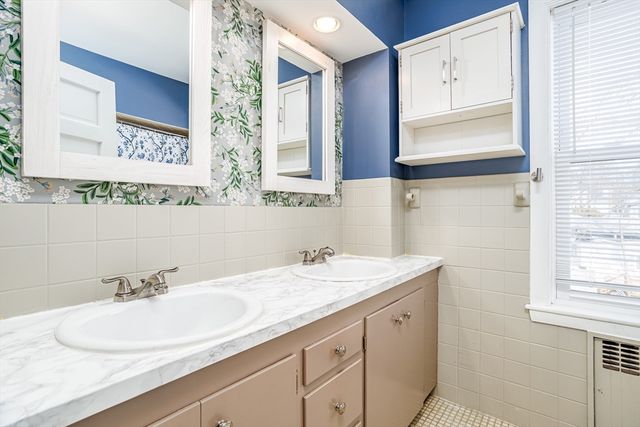 21 Porter St, Leominster, MA 01453