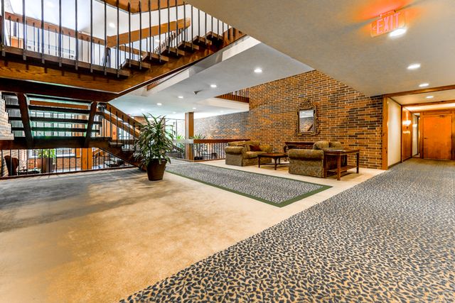 1401 Burr Oak Road 108B, Hinsdale, IL 60521