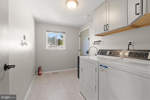 6 STONEBRIDGE RD, Cherry Hill, NJ 08003