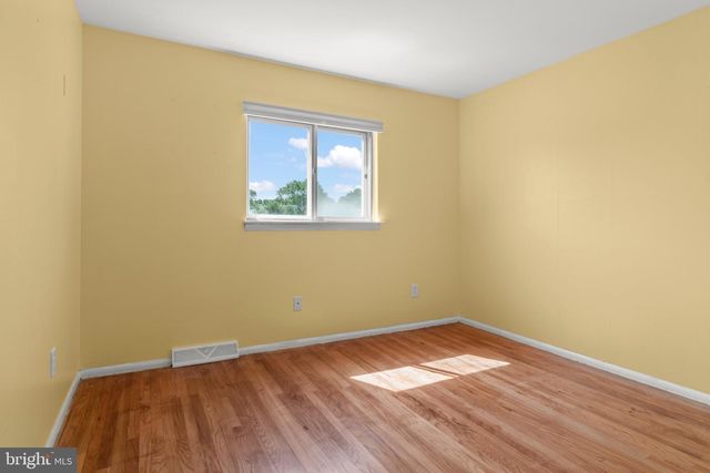 6 STONEBRIDGE RD, Cherry Hill, NJ 08003