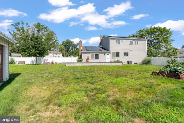 6 STONEBRIDGE RD, Cherry Hill, NJ 08003