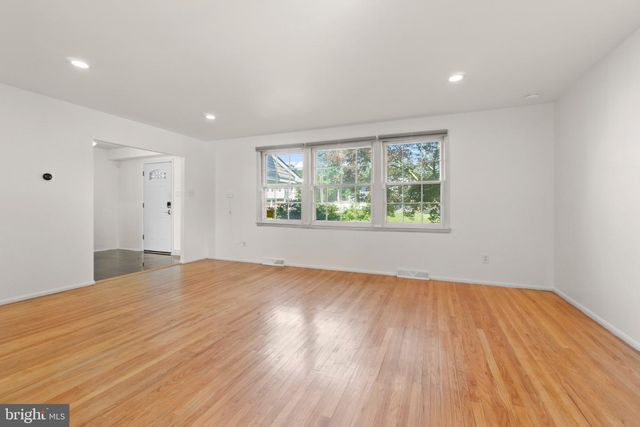 6 STONEBRIDGE RD, Cherry Hill, NJ 08003