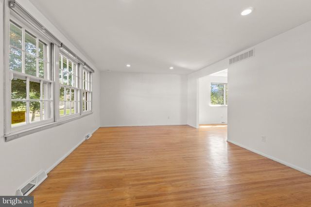 6 STONEBRIDGE RD, Cherry Hill, NJ 08003