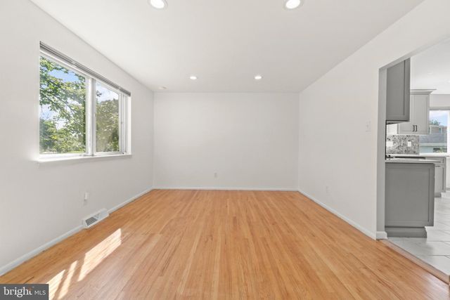 6 STONEBRIDGE RD, Cherry Hill, NJ 08003