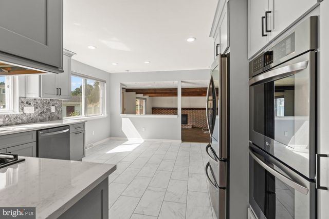 6 STONEBRIDGE RD, Cherry Hill, NJ 08003