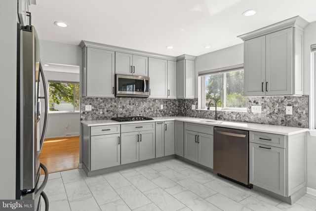 6 STONEBRIDGE RD, Cherry Hill, NJ 08003