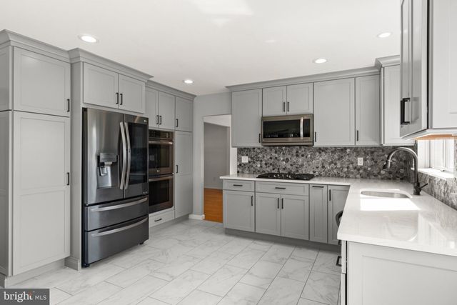 6 STONEBRIDGE RD, Cherry Hill, NJ 08003