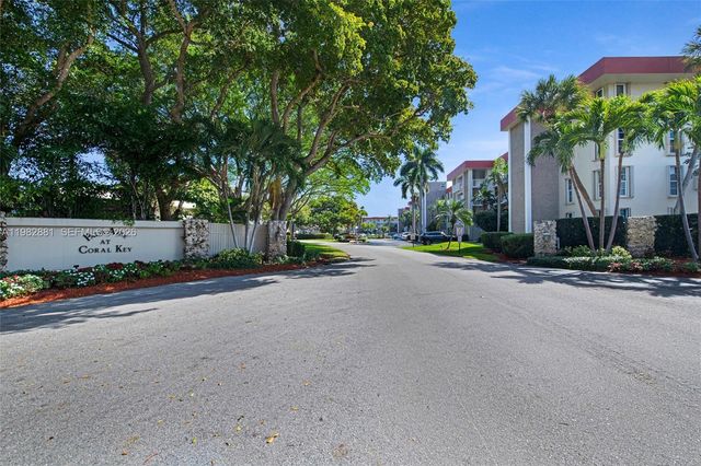 3050 NE 48th Court 401, Lighthouse Point, FL 33064