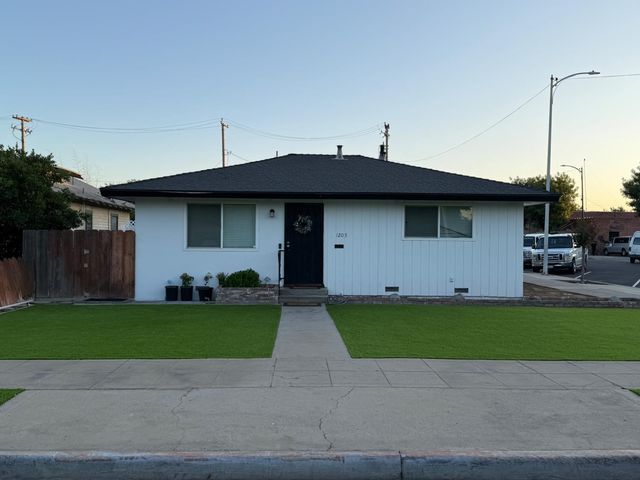 1205 F Street, Reedley, CA 93654