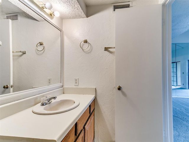 11130 Stratford Drive 414, Oklahoma City, OK 73120