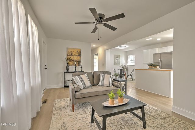 2512 Long Street, Johnson City, TN 37601