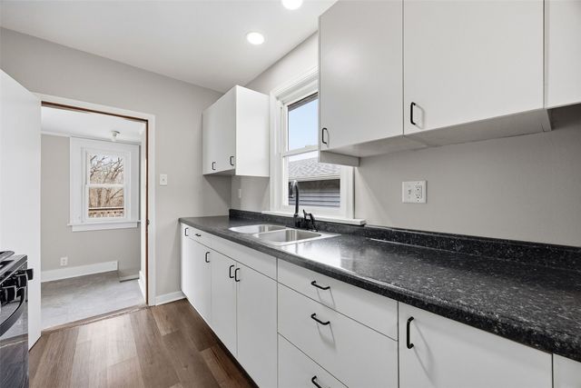 1217 Memorial Dr SE, Cedar Rapids, IA 52403
