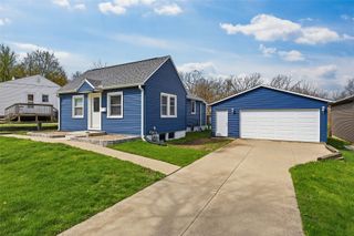1217 Memorial Dr SE, Cedar Rapids, IA 52403