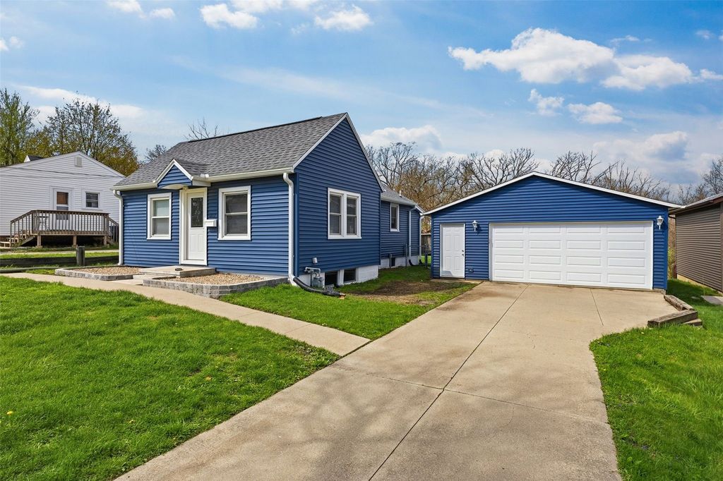1217 Memorial Dr SE, Cedar Rapids, IA 52403