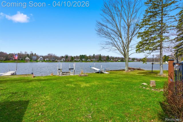 6115 Mabley Hill Road, Tyrone Township, MI 48430