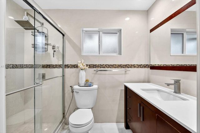 1071 W 37th St, Hialeah, FL 33012