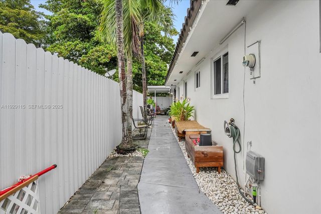 1071 W 37th St, Hialeah, FL 33012