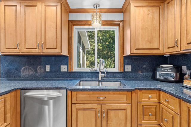 924 River Road, Weare, NH 03281