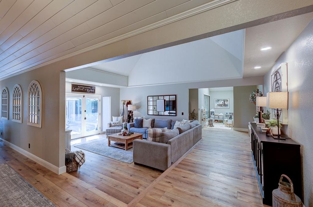 Image 12 of property listing at 2555 W Bluff Avenue # 152, Fresno, CA 93711