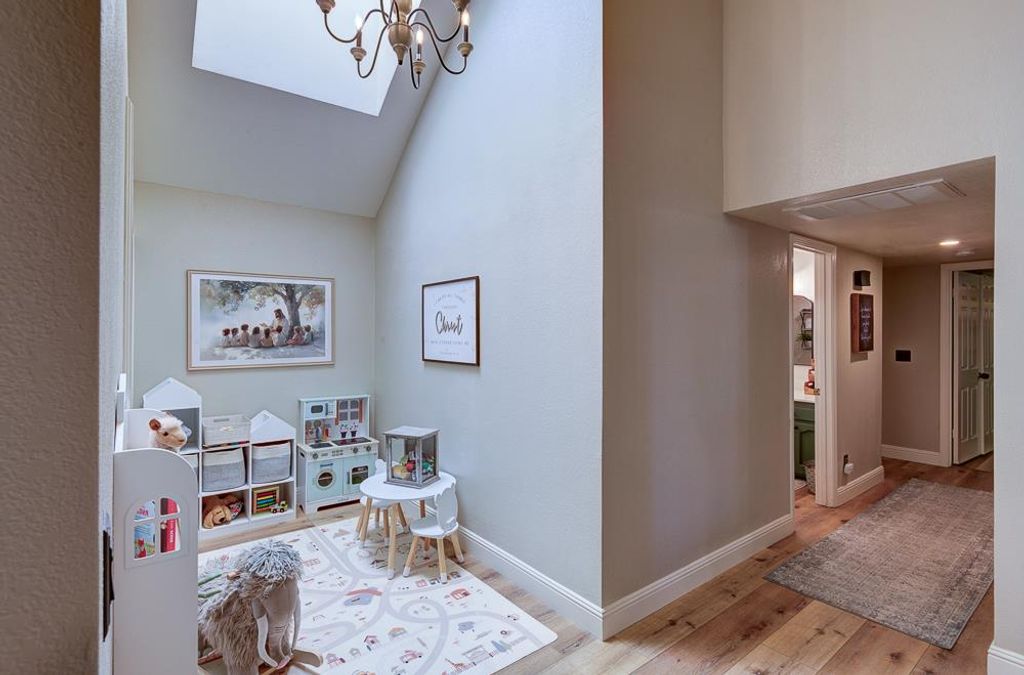 Image 20 of property listing at 2555 W Bluff Avenue # 152, Fresno, CA 93711