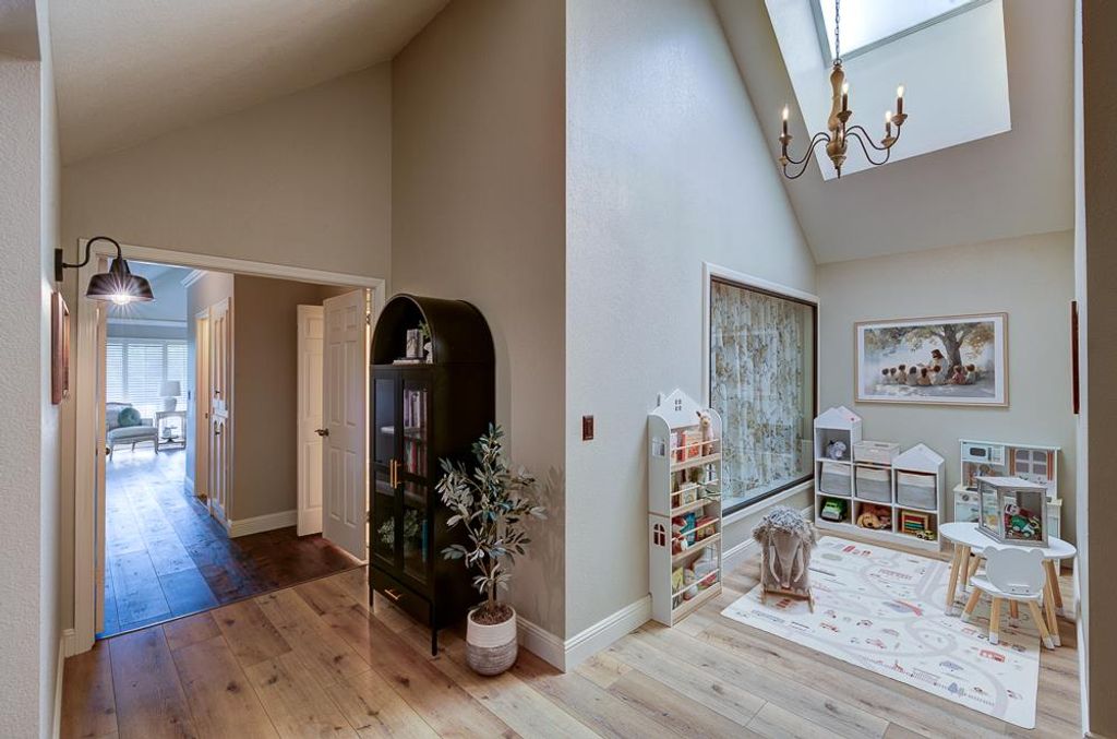 Image 21 of property listing at 2555 W Bluff Avenue # 152, Fresno, CA 93711