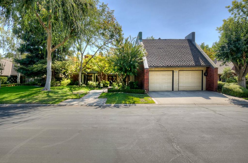 Image 42 of property listing at 2555 W Bluff Avenue # 152, Fresno, CA 93711