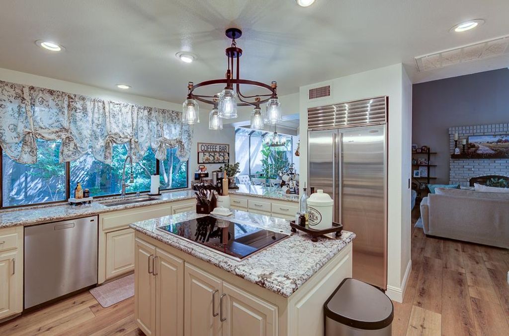 Image 5 of property listing at 2555 W Bluff Avenue # 152, Fresno, CA 93711