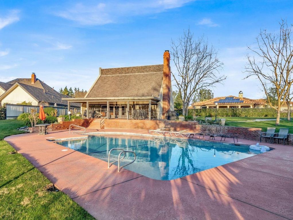 Image 7 of property listing at 2555 W Bluff Avenue # 152, Fresno, CA 93711