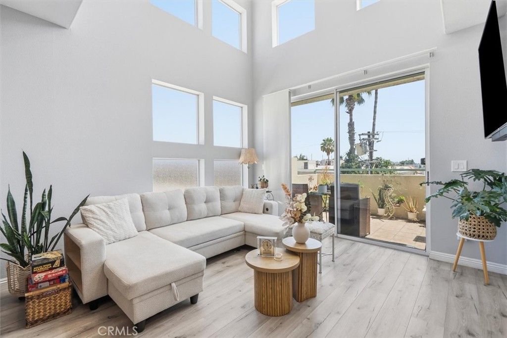 Image 2 of property listing at 10790 Rose Avenue 304, Los Angeles, CA 90034