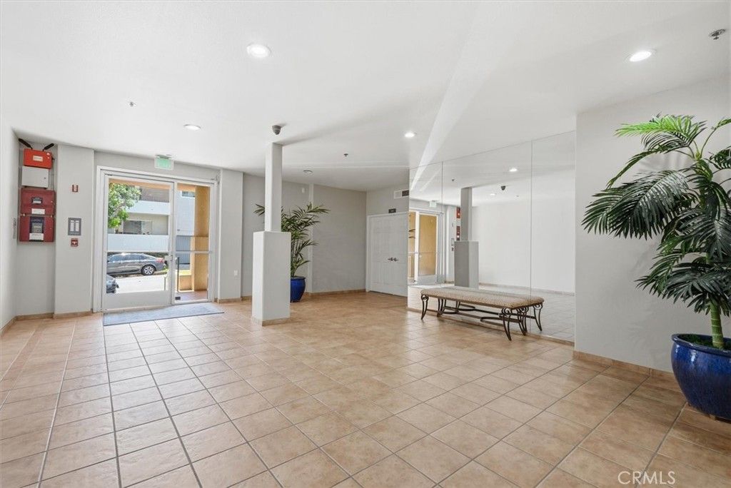 Image 24 of property listing at 10790 Rose Avenue 304, Los Angeles, CA 90034