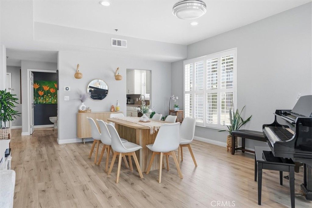 Image 3 of property listing at 10790 Rose Avenue 304, Los Angeles, CA 90034