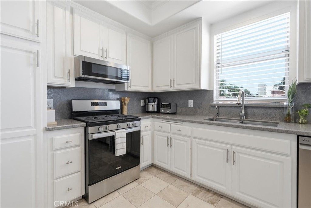 Image 6 of property listing at 10790 Rose Avenue 304, Los Angeles, CA 90034