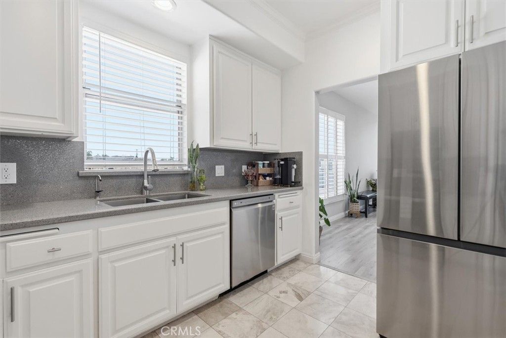 Image 7 of property listing at 10790 Rose Avenue 304, Los Angeles, CA 90034