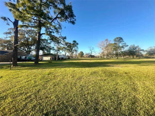 6610 Spencer Dr, Jones Creek, TX 77541