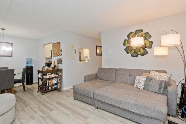 24 Maplecrest Cir D, Holyoke, MA 01040