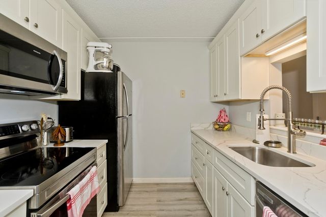 24 Maplecrest Cir D, Holyoke, MA 01040