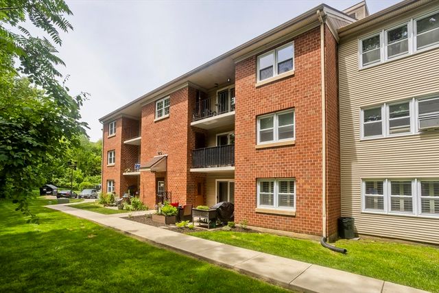 24 Maplecrest Cir D, Holyoke, MA 01040