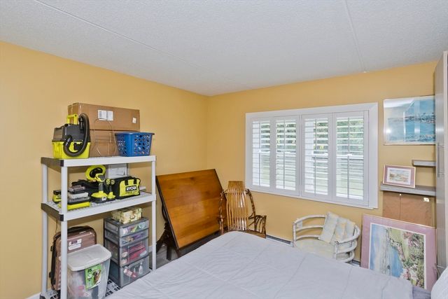 24 Maplecrest Cir D, Holyoke, MA 01040